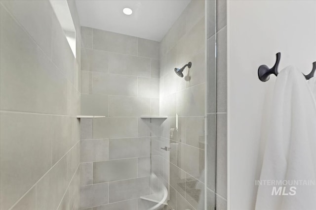 bathroom featuring a tile shower