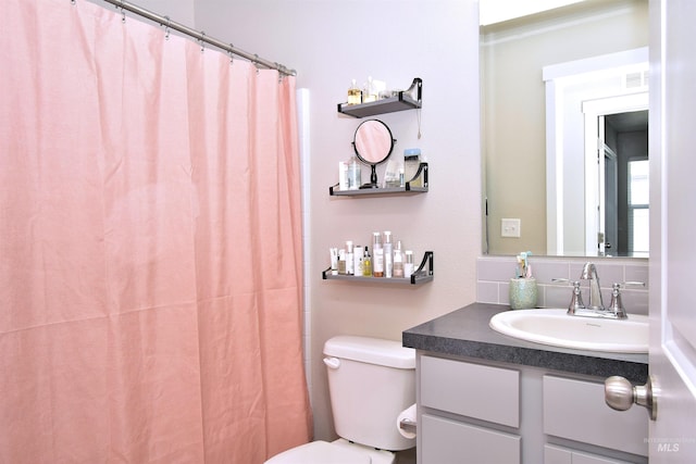 full bath featuring vanity, a shower with shower curtain, toilet, and visible vents