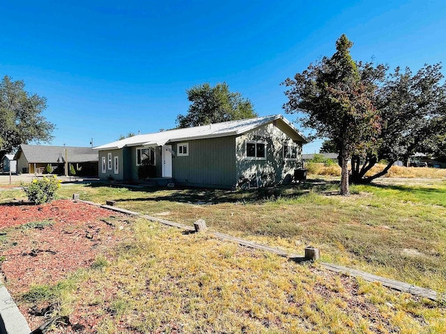 single story home featuring a front lawn