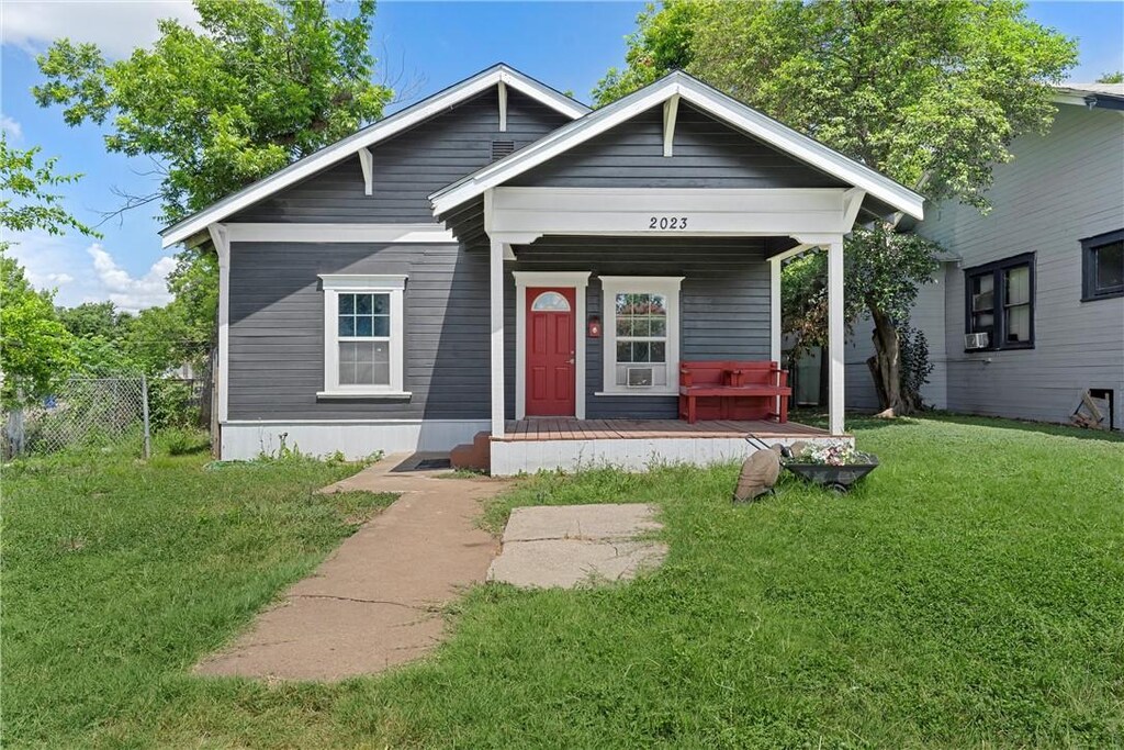 view of front facade with a porch and a front lawn