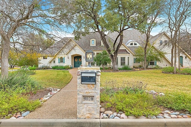 view of front facade featuring a front yard