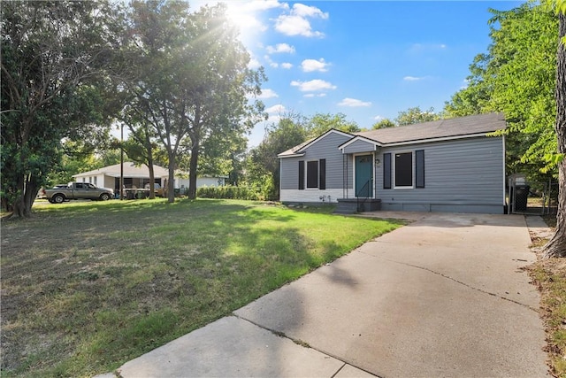 ranch-style home featuring a front lawn