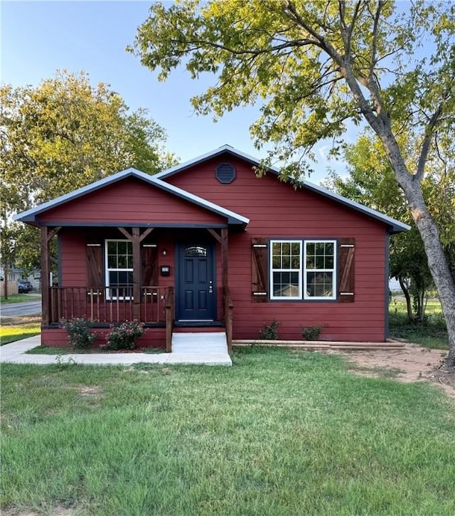 view of front of property featuring a front lawn and a porch