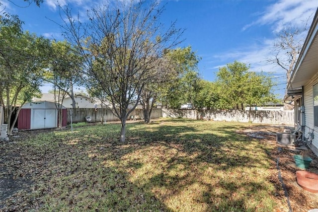 view of yard featuring cooling unit and a storage shed