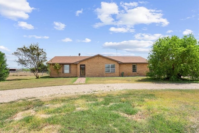 ranch-style house featuring a front yard