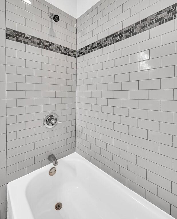 bathroom with tiled shower / bath