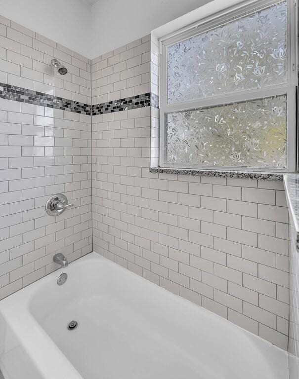 bathroom with tiled shower / bath combo