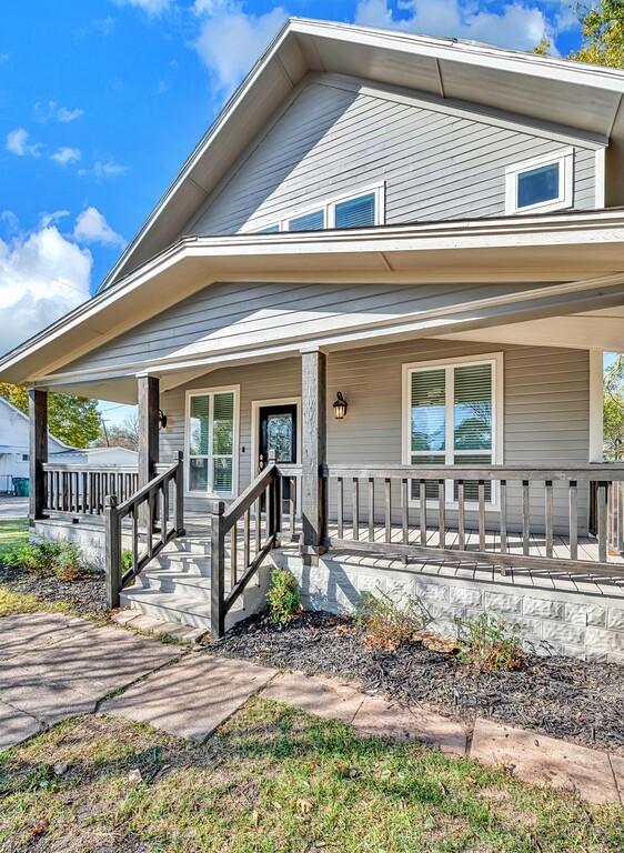 view of front of house featuring a porch