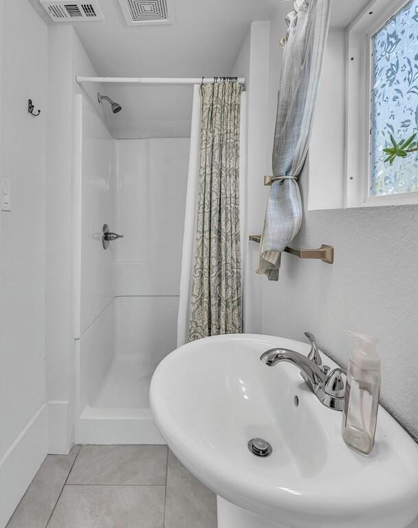 bathroom featuring tile patterned floors, sink, a healthy amount of sunlight, and a shower with shower curtain