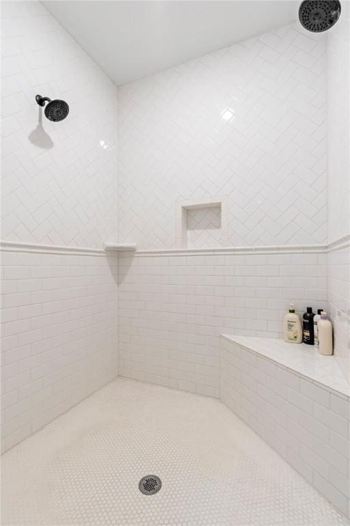 bathroom featuring tiled shower