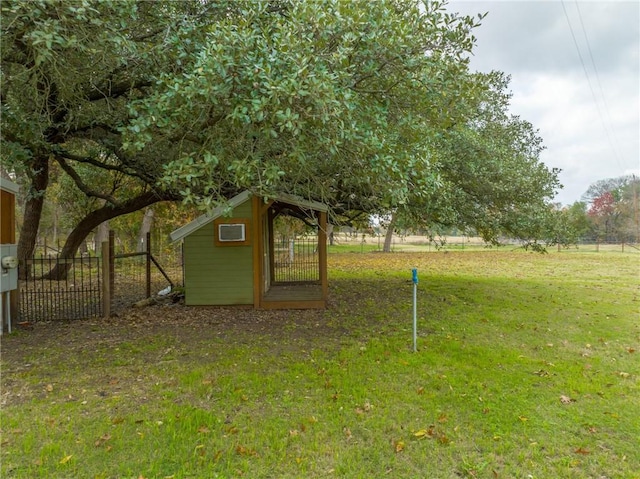 view of yard featuring a storage shed