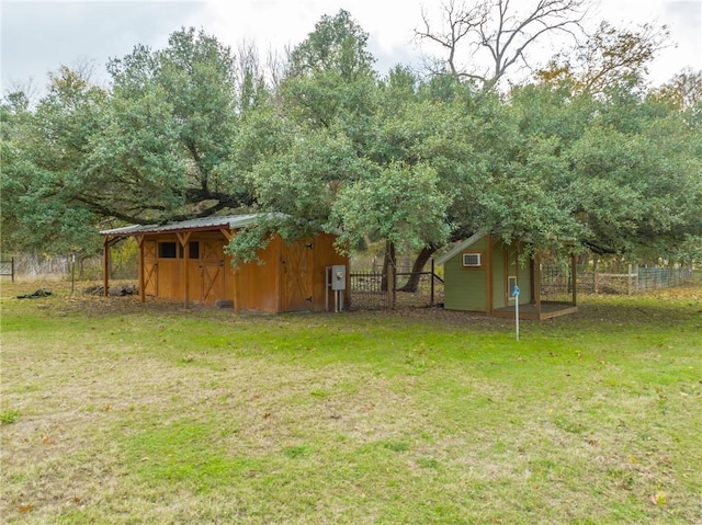 view of yard with an outbuilding