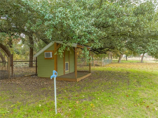 view of yard with an outdoor structure