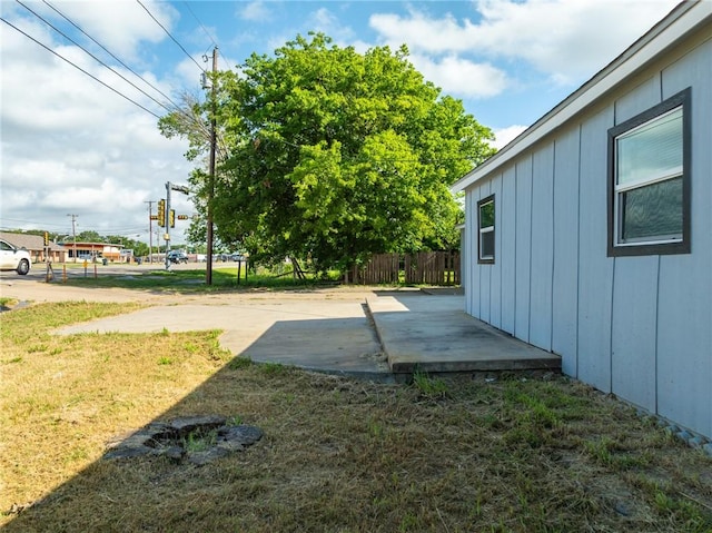 view of yard featuring a patio area