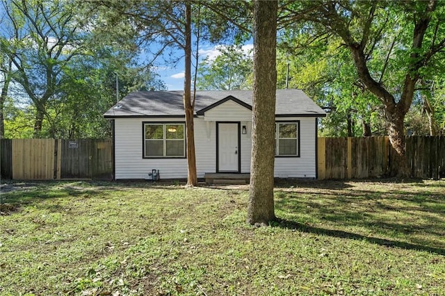 view of front of property with a front yard