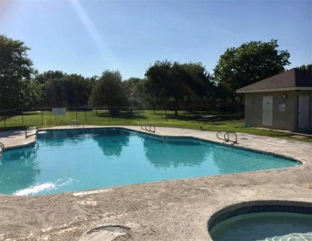 view of swimming pool featuring a lawn