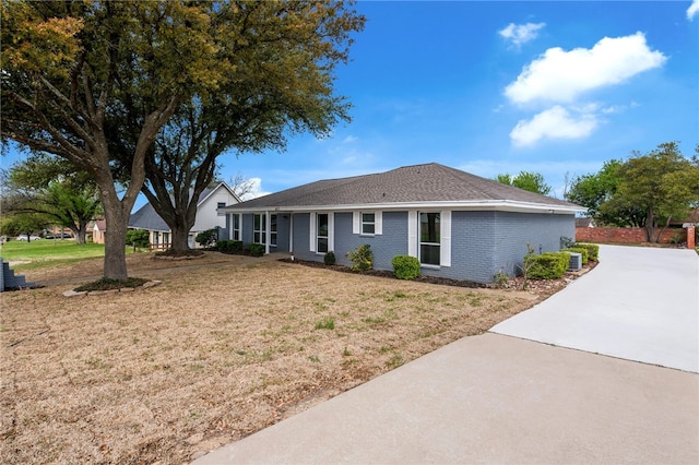 single story home with a front lawn