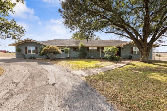 ranch-style home with a front yard