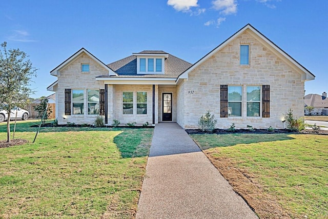 view of front of property featuring a front yard