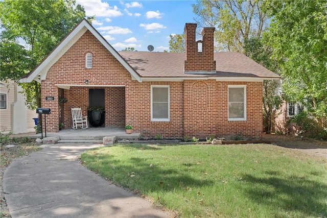 view of front of home featuring a front lawn