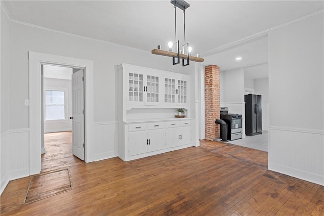 interior space with a notable chandelier, light wood-type flooring, and crown molding