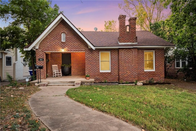 view of front of property with a lawn