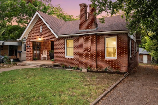 view of front of home featuring a lawn