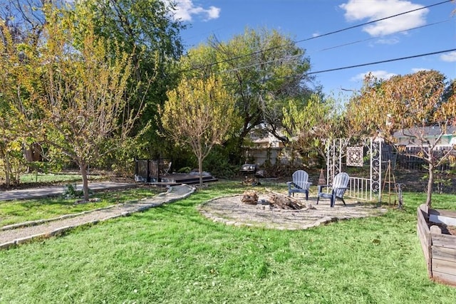 view of yard featuring an outdoor fire pit