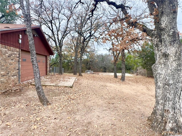 view of yard featuring an outdoor structure and a garage