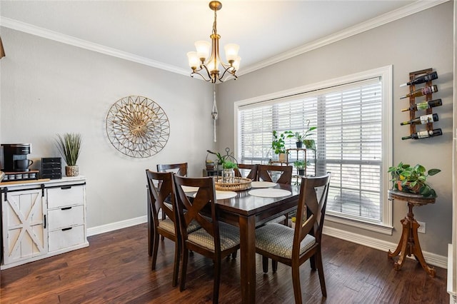 dining space featuring dark wood-type flooring, a notable chandelier, crown molding, and baseboards