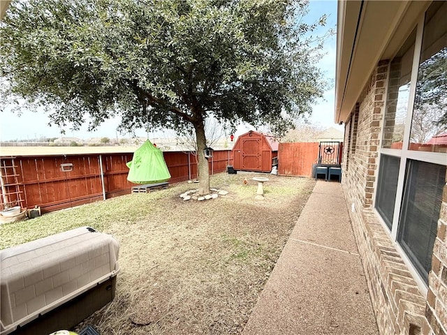 view of yard featuring a shed