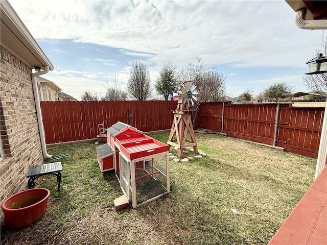 view of yard featuring an outdoor structure