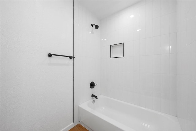 bathroom featuring tiled shower / bath combo