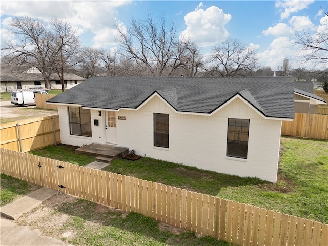 view of front of house with a front lawn