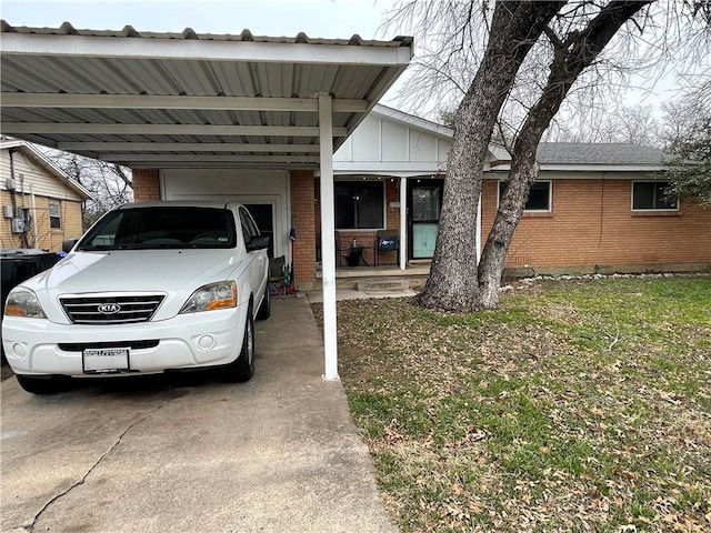 view of front of home featuring a carport and a front yard