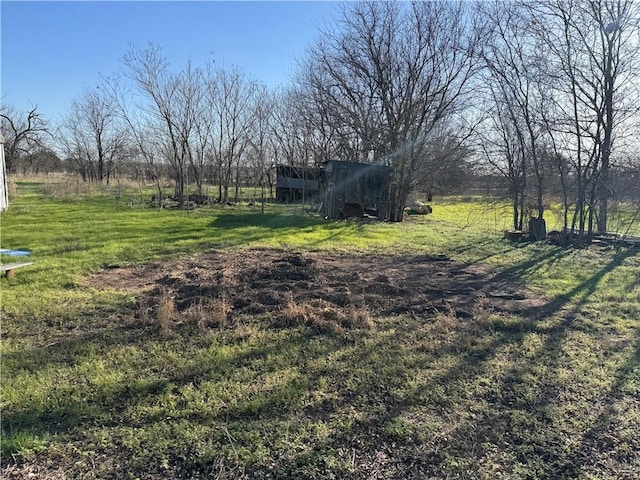 view of yard with an outbuilding