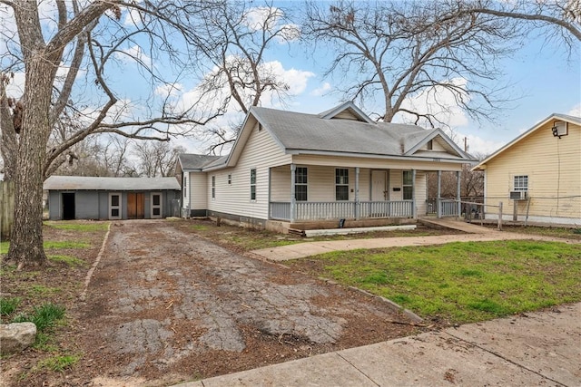 view of front facade featuring a front yard and a porch