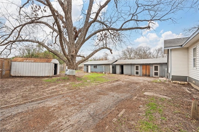 view of yard featuring a storage shed