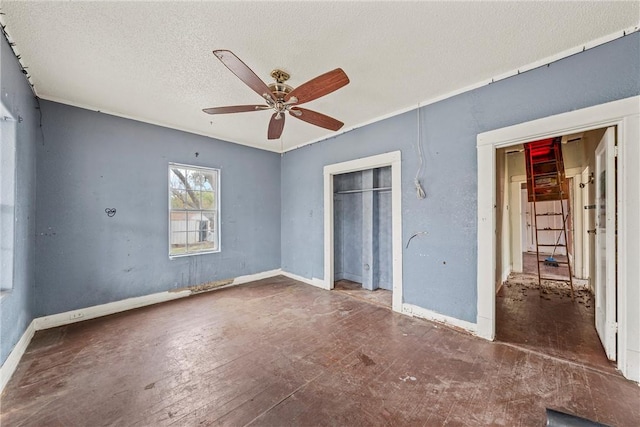 unfurnished bedroom with ceiling fan, a textured ceiling, and a closet