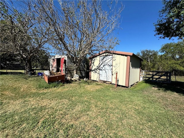 view of yard featuring a storage unit