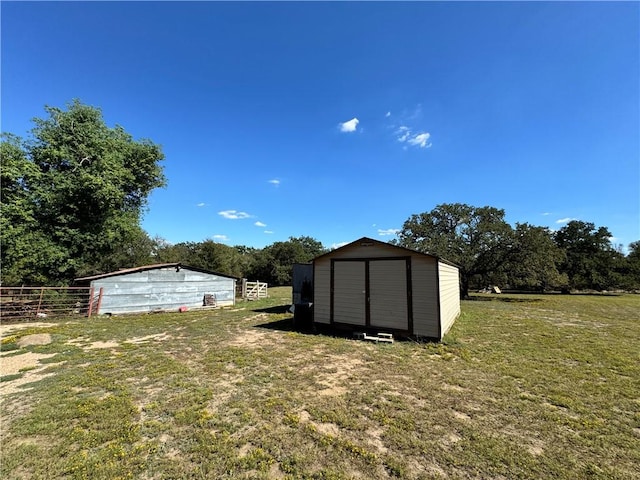 view of yard featuring a storage unit