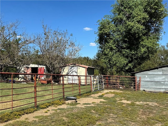 view of yard featuring an outbuilding