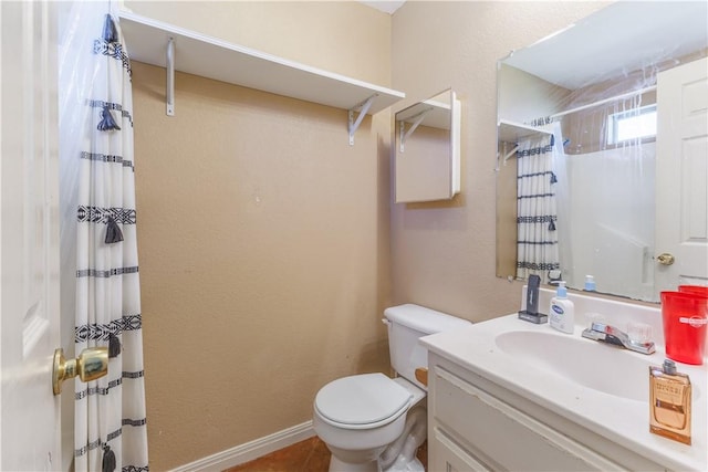 full bath with toilet, a shower with curtain, baseboards, and vanity