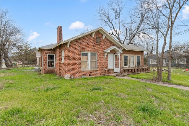 view of front facade featuring a front lawn