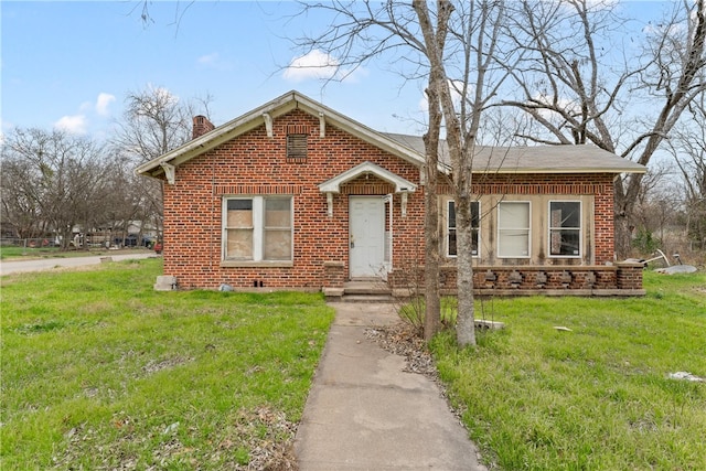 view of front of property with a front lawn