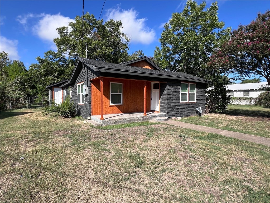 ranch-style home featuring a front lawn