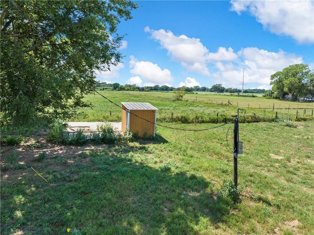 view of yard featuring a rural view