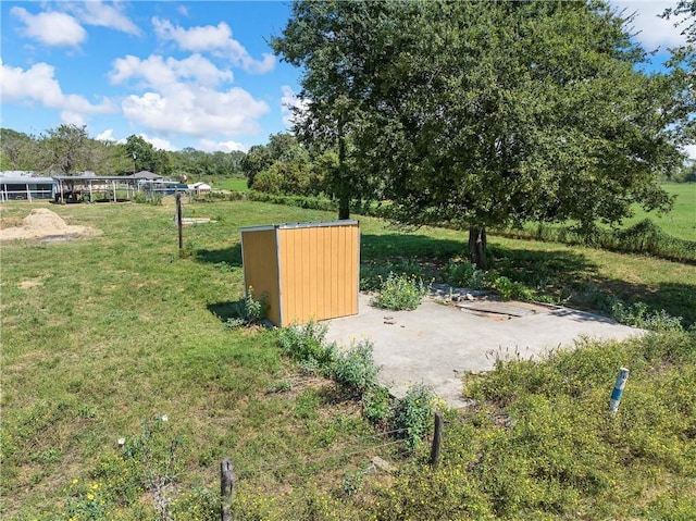 view of yard with a shed