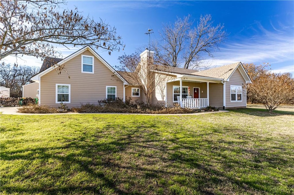 view of front of home featuring a front lawn