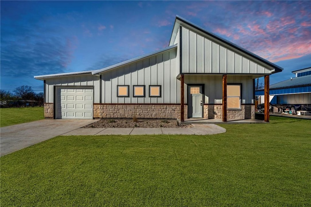 view of front of home featuring a garage and a yard